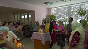 В больнице молебен